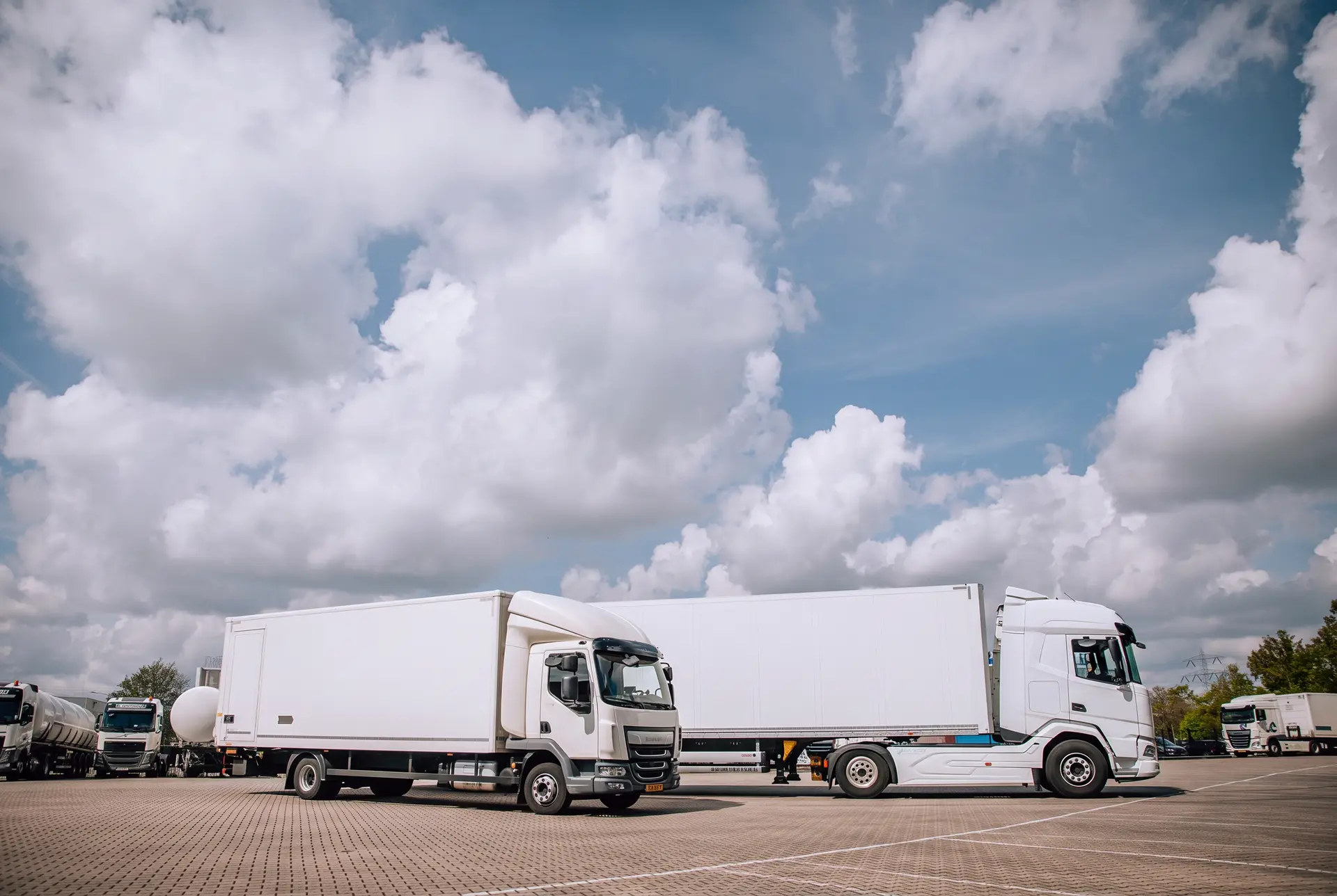 Vrachtwagens op een logistiek terrein