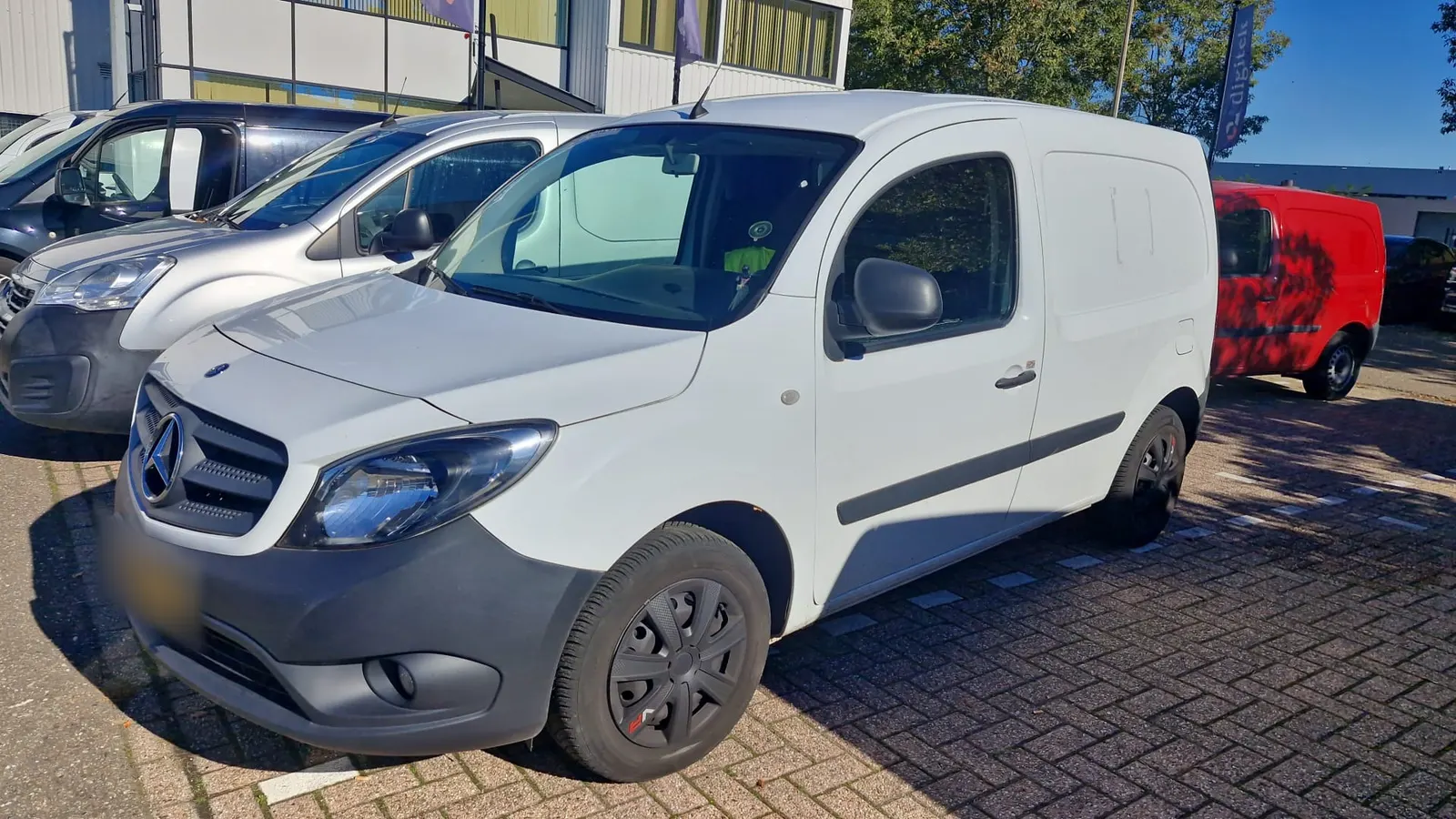 Witte bestelbus van MAR Transport, geparkeerd